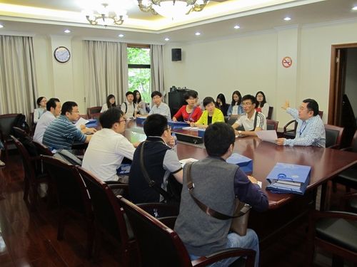 华东模范中学徐怡敏校长介绍办学情况