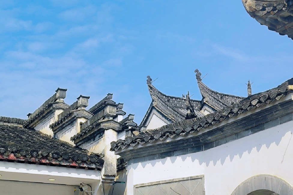作品：徽檐揽云摄影：高一（17）班 罗若晨.jpg