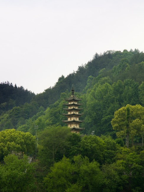 作品：云暗千峰隐，林深一塔悬摄影：高一（2）班  巫志贤.jpg